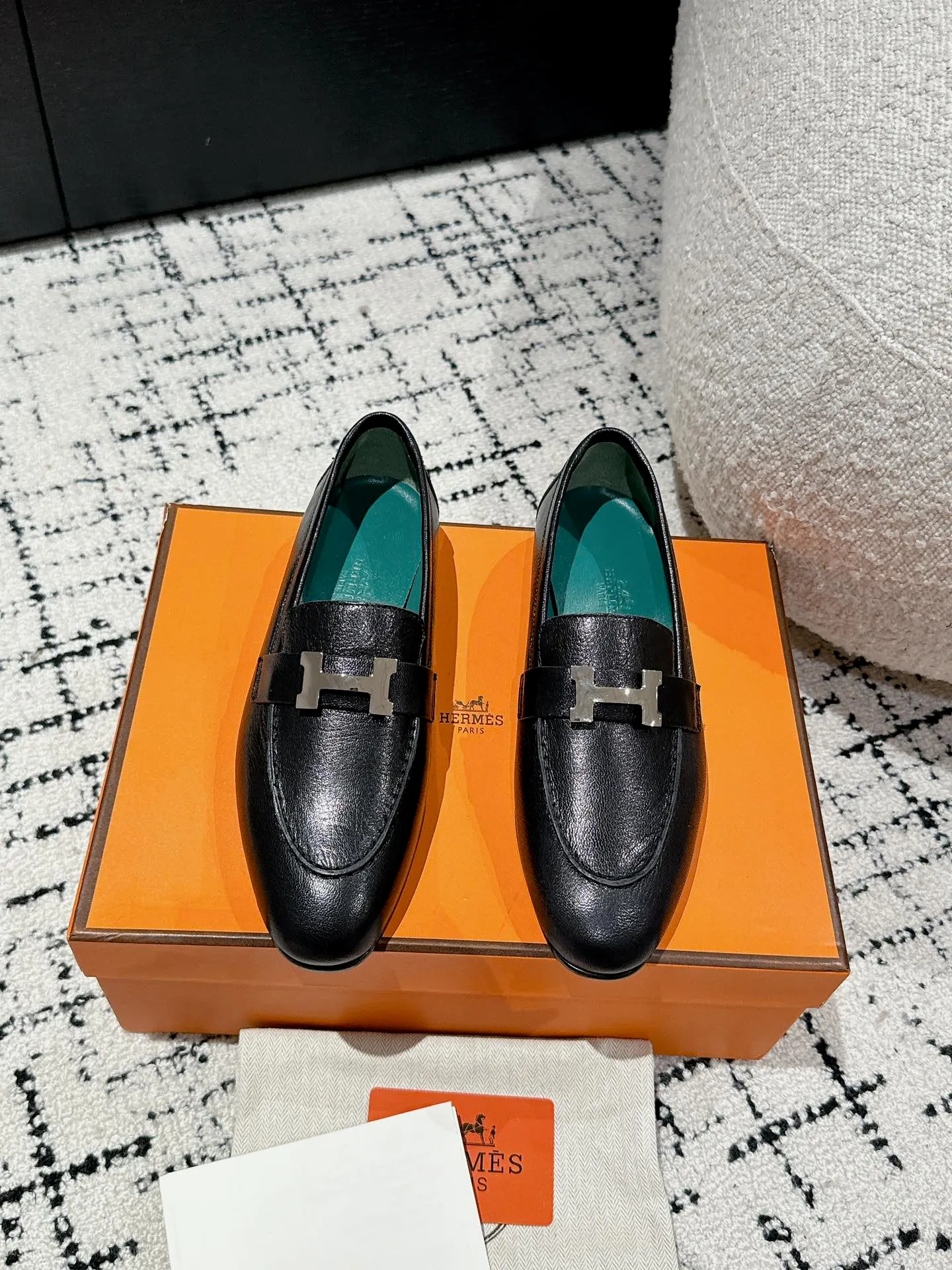 👟👟Ex-factory price 720👟👟 (top version) Hermes/25ss classic model is undoubtedly the leader in luxury goods. Every single product is very popular‼ ️Although the styles are few, they are more refined and more classic. They never go out of style. They are a brand that maintains and appreciates value. It is rare to have such a reputation in consumer goods sincerely! This pair of shoes is a classic style of this brand. It is decorated with metal buckles exclusive to Hermès. It is a classic that has become more and more beautiful over the course of history. We will bring out some goods from the channel in small quantities! The leather feels very, very soft and feels like baby skin! Feel the luxury! Supplies are huge! ✔️Material: imported sheepskin upper ✔️Inner lining/foot pads: imported sheepskin ✔️Outsole: genuine leather ➕tpu bottom ⚠️ ✔️Size: 35/36/37/38/39 (40/41/42 can be ordered)